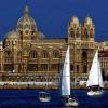 Europäische Kulturhauptstadt 2013: Blick vom Meer aus auf Marseille mit der neobyzantinischen Kathedrale Notre Dame de la Major als Blickfang.