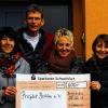 (mar) Gerne nahm Diakon Stefan Philipps eine Spende in Höhe von 600 Euro vom Bergrheinfelder Frauenbund entgegen. Das Geld ist projektbezogen für „Die Brücke“ bestimmt. Im Brückenhaus können sozial benachteiligte Jugendliche wohnen und dabei  Fähig- und Fertigkeiten lernen, um ihr Leben in die Hand zu nehmen. Diakon Stefan Philipps zeigte sich sehr erfreut, dass Organisationen wie der Frauenbund dieses Projekt von St. Michael unterstützen, so dass die finanzielle Unabhängigkeit gewährleistet bleibe. Das Geld kam durch den Verkauf von Flammkuchen und gebrannten Mandeln auf dem Bergrheinfelder Adventsmarkt zusammen. Im Bild (von links) Monika Eusemann, Uschi Göller und Silke Eusemann mit Diakon Stefan Philipps. Es fehlt Doris Hauke.