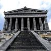 Die Walhalla in Donaustauf: Jedes Jahr steigen Massen von Touristen den Hügel zum Säulentempel bei Regensburg hinauf.