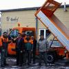 Neues Fahrzeug für den Bauhof: Bürgermeister Thomas Eberth und das Bauhofteam unter Leitung von Forstwirt Reinhard Heinrich nahmen den Dreiseitenkipper“ entgegen.