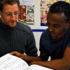 Hilfe beim Deutschlernen: „Empate“ Martin Hilgers unterstützt Mukhtar Ismail.
