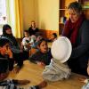 Raten was im Sack ist: Begeistert schauen die Kinder zu, als Museumspädagogin Claudia Jüngling die Waschschüssel hervorholt.