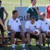 Lagebesprechung: Im Schatten bespricht sich die Führungsriege mit (auf der Bank von links) Sportleiter Björn Schlicke, Trainer Timo Wenzel und Co-Trainer Jan Gernlein.