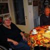 Nachbarschaft ohne Barrieren: In ihrer behindertengerechten Wohnung trifft sich Barbara Dirks mit Nachbar Volker Best regelmäßig zum Kaffeeplausch.