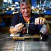 Hochpräzise Spezialthermometer: Mitarbeiter der Firma Amarell in Kreuzwertheim stellen in Handarbeit solche Thermometer her. Das unterfränkische Unternehmen ist eines der letzten in Deutschland, das noch solche Messgeräte die Industrie herstellt.