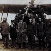 Der zweite Jahrgang: Vor einer „Albatros B-II“ stellten sich 1925 Würzburger Flugschüler zum Gruppenbild. Der Jüngste unter ihnen ist der erst 17-jährige Edgar Dittmar (vorne, Dritter von rechts). Fluglehrer Josef Huber ist der Vierte von links.