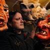 Der Holzbildhauer Jogi Weiß wischt am 14.01.2013 in seinem Fräsraum in Ravensburg (Baden-Württemberg) den Staub von einer Hexenmaske. Jogi Weiß schnitzt Masken für die Fastnacht. Die Masken sehen zum Beispiel aus wie Hexen oder erfundene Mischwesen, wie Füchse, Gorillas oder Ziegenköpfe.
