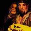 Paar und Bandkollegen: Vanessa Istvan und Michael Kaiser mit Drehleier. Auf das eigens von einem Spezialisten angefertigte Instrument musste Kaiser ein ganzes Jahr warten.