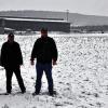 Grundstück gekauft: Heinz Weiskopf, Gerhard Haag und Manuel Burger (von links) präsentierten die noch „weiße“ Fläche, (rechts) auf der bald der Maschinenring Franken Mitte sein neues und erstmals eigenes Domizil haben wird.