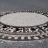 Zwei Brüder öffneten nach dem Stadtfest 2017 in Kitzingen einen Kanaldeckel. Prompt fuhr ein Auto ins Loch und beschädigte den Wagen. Nun standen die Brüder vor Gericht.