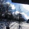 (gi)   Endlich wieder Schnee. Der Skilift am Sauerberg in Frammersbach ist in Betrieb. Schon Generationen von Kindern haben dort das Skifahren gelernt, sagt Hubert Scherer, der Betriebsleiter des Skilifts. Der aus dem Jahr 1970 stammende Lift ist seit 2001 im Eigentum des TuS Frammersbach. Scherer hat ihn über die Jahrzehnte hinweg betreut. Der Sauerberg war schon immer der Hausberg der Frammersbacher Skifahrer. Der Skilift hat eine Länge von 500 Metern und überwindet dabei einen Höhenunterschied von 100 Metern. Die Skifahrer können zwischen einer leichten Familienabfahrt und einer etwas anspruchsvolleren Hauptabfahrt wählen. Bei ausreichender Schneelage ist der Lift an Werktagen jeweils von 13.30 bis 16.30 Uhr, an Sonn- und Feiertagen sogar von 10 bis 16.30 Uhr geöffnet. Die Einzelfahrt kostet für Kinder bis 15 Jahre und für Erwachsene einen Euro. Die Halb-Tageskarte für Kinder bis 15 Jahre kostet 6 Euro, für Erwachsene 9 Euro. Näheres erfahren Wintersportler auf der Homepage des TuS Frammersbach unter www.tus-frammersbach.de. Die Seite wird täglich aktualisiert, teilt der Verein mit.