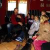 Hunde kennenlernen: Der Rothenfelser Kindergarten besuchte Labrador–Retriever Züchter Michael Gram.