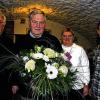 Ehrung für Elmar Wolf: Von links Pfarrer Gerhard Wißmüller, scheidender Kirchenpfleger Elmar Wolf mit Blumen, Pfarrgemeinderatsvorsitzende Elisabeth Weisensee und Jochen Bach, der neue Kirchenpfleger der Pfarrgemeinde Kleinbardorf.