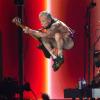 Flea von den Red Hot Chili Peppers macht Luftsprünge.