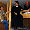 Im Test: die Schlaflandschaften der neu gestalteten Arche-Räume im Jugendhaus am Dicken Turm, hier ausprobiert von Mia Hochrein, Augustinerpater Jeremias Kiesl und Sigi Räder.