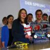 Gelungene Idee: Die Schülerinnen und Schüler des Gymnasiums, die mit ihrem Projekt „Autostunt“ jetzt schon die zweite Auszeichnung erhielten. Das P-Seminar zählt laut Kultusministerium bayernweit zu den 24 gelungensten Projekten des Abiturjahrgangs 2011/2013.