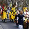(rs)  Ein Pferdemarkt mit Festumzug und Krämermarkt findet am Sonntag, 3. März in Bad Mergentheim statt. Die Einzelhändler haben von 13 bis 18 Uhr geöffnet. Im weitläufigen Areal des Deutschordensschlosses ist das Eintreffen der Pferde, Reiter und Gespanne für die Zuschauer ein sehenswertes Ereignis. „Wir freuen uns auf über 100 Pferde sowie zahlreiche Gespanne, Kutschen, Musikkapellen und Fußgruppen“, sagt Verkehrsdirektor Kersten Hahn. Der farbenprächtige Pferdeumzug nimmt um 12 Uhr am Volksfestplatz Aufstellung und startet um 13 Uhr in Richtung Innenstadt. Zum Abschluss geht es wieder in den Schlosshof. Dort gibt es den Satteltrunk. Eine Anmeldung der Reiter ist nicht erforderlich. Für Kinder gibt es auf dem Marktplatz ein Karussell und ein Bungee-Trampolin.