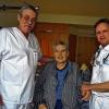 Wieder genesen: Werner Deckert darf nach vierwöchiger Behandlung im Geriatrischen Zentrum des Klinikums Main-Spessarts wieder nach Hause. Unser Bild zeigt ihn zusammen mit Krankenpfleger Hans-Peter Flach (links) und dem Leitenden Arzt Dr. Volker Heinbuch.