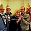 Ordensangelegenheiten: Einen Sessionsorden samt dem zugehörigen Küsschen gab's bei Besuch der Dachdorfer Narren in der Main-Post-Lokalredaktion. Im Bild von links Gesellschaftspräsident Michael Hermentin, Prinz Rainer I. Prinzessin Sabine II., Redakteur Gerhard Meißner und Sitzungspräsident Stanley Thomas.