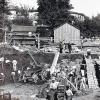 Baustelle der Firma Engelbert Heil im Jahr 1908: Das Baumaterial wurde anno dazumal noch auf Pferdewagen herbeigeschafft. Zahlreiche Hände packten zu, um die Mauern für das Gebäude in Bad Kissingen hochzuziehen.