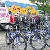 Auf die Räder: Über die neuen Räder für die Verkehrsschule freuen sich mit dem Fachberater für Verkehrserziehung im Schulamt Schweinfurt, Matthias Eichelsbacher (rechts außen) und den Verkehrsbeauftragten der Schulen (von links) Christiane Michal-Zaiser (Vorsitzende Verkehrswacht), Karola Fichna (Bike Business Office), Polizeihauptkommissar Klaus Seubert, Rektor Kurt Albert (Grundschule am Zabelstein Donnersdorf), Rektor Helmut Schmid (Grundschule Gerolzhofen), Hedwig Pabst (Verkehrsbeauftragte Donnersdorf), Rektorin Claudia Schmidt (Grundschule Schwanfeld), Schulamtsdirektor Günther Hartlieb und Polizeihauptkommissar Klaus Rösch von der Jugend-Verkehrsschule Schweinfurt.