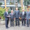 „Mutterbrunnen“ saniert. Im Jubiläumsjahr hat die Hospitalstiftung der Stadt den „Mutterbrunnen“ im Innenhof des Friederike-Schäfer-Heims gereinigt und konserviert. An dem Spätwerk des Bildhauers Kurt Schmid-Ehmen (Starnberg) aus dem Jahr 1962 trafen sich Oberbürgermeister Sebastian Remelé, Regierungsvizepräsident Andreas Metschke, Fritz Schäfer, Heimleiter Leo Weinig und der Sozialreferent der Stadt, Jürgen Montag.