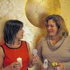 Licht in vielen Formen: Barbara Becker (Vorsitzende der Frauen Union Kitzingen, links) und Anke Schunk (Lichtplanerin) zeigen die Geschichte der Leuchtmittel von der Kerze bis zur LED-Lampe.Foto: Norbert Kahl