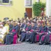 Aufmerksame Zuhörer: Papst Benedikt XVI. lauscht im Innenhof seiner Sommerresidenz in Castel Gandolfo konzentriert der Augustinus-Oper. In der Reihe hinter ihm sitzen (von links) die Bischöfe Friedhelm Hofmann und Paul-Werner Scheele sowie Weihbischof Helmut Bauer.