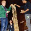 Hoch hinaus wollten (von links) Bastian Rößner, Luca Brändlein und Lurth Dang von den Zeiler Ministranten am Eröffnungsabend der Spieletage in Knetzgau. Das Spielen mit Hölzstäbchen ist also nicht nur etwas für die Kleinen.