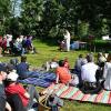 Auf der Wiese an der Rothöhe lagerten die Gottesdienstbesucher auf Decken rund um den Altar.