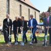 Spatenstich für das neue Gemeindehaus der evangelisch-lutherischen Kirchengemeinde mit (von links) Dekan Dr. Matthias Büttner, Architekt Andreas Schlichting-Gaentzsch, Vertrauensfrau Ariane Hoch, Bürgermeister Bruno Altrichter und Landrat Thomas Habermann.
