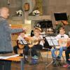 "An hellen Tagen" mit dem Projekt-Gitarrenensemble der Bergrheinfelder Musikschule und Leiter Dieter Trommler.