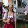 Auf den Erfolg des 50. Rödelseer Weinfestes stoßen Bürgermeister Burkhard Klein, Weinprinzessin Damaris I. und Geschäftsführer Gerhard Eyselein am Küchenmeisterbrunnen schon mal an.
