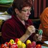 Ruhige Hand: So wie hier 2009 treffen sich die Frauen jedes Jahr, um die Eier zu bemalen.