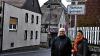Tempo 30 eingeführt: Bürgermeister Josef Schäfer und Eva Häußler von der Arbeitsgemeinschaft „Hauptstraße Geroldshausen“ freuen sich.