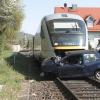 Eine Regionalbahn hat am Mittwochnachmittag nach Angaben der Polizei an einem unbeschrankten Bahnübergang in der Stadtmitte ein Auto erfasst. Die 67-Jährige am Steuer des Wagens starb noch am Unfallort.