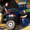 Alt, aber gut in Schuss: Mit diesem BMW 318 Touring starten Jan Schmitt (links) aus Zimmern und Tobias Hertle aus Oettingen am Samstag bei der Allgäu-Orient-Rallye. Von Oberstaufen geht es über rund 6000 Straßenkilometer bis nach Amman in Jordanien.