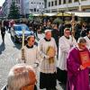 Altbischof Paul-Werner Scheele wurde am Freitagabend von der Kirche St. Michael in den Kiliansdom überführt. Der Geistliche war vor einer Woche im Alter von 91 Jahren gestorben. Sein Leichnam war seit Mittwoch im Sarg in St. Michael aufgebahrt. Viele Gläubige besuchten die Trauergottesdienste und nahmen die Gelegenheit wahr, sich von dem beliebten Seelsorger zu verabschieden. Vor den Feierlichkeiten zur Beisetzung, die am Samstag ab 10.30 Uhr im Dom geplant sind, wurde der Sarg des emeritierten Diözesanbischofs durch die Stadt zum Dom gefahren. Mehrere Hundert Menschen säumten den Weg des Trauerzuges, der Dom war bis auf den letzten Platz besetzt. Auf seinem letzten Weg dabei waren Bischof Franz Jung, Mitglieder des Domkapitels und viele Menschen, die Scheele kannten. Gekommen war auch sein Bruder Heinz-Rudolf. Dem Sarg vorangetragen wurde die Mitra des Verstorbenen und sein persönlicher Bischofsstab. Die obere Rundung zeigte dabei nach unten als Zeichen des erloschenen irdischen Dienstes. Scheele wird direkt neben Bischof Josef Stangl in der Krypta liegen. Stangl war der letzte Diözesanbischof, der vor genau 40 Jahren im Bistum beerdigt wurde. Scheele war sein Nachfolger und von 1979 bis 2003 Bischof von Würzburg. (ej, jr)