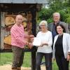 Als die ersten Paten für die künftige Blühwiese über Müdesheim im Werntal begrüßte Hartmut Eckert (links) Monika Fuchs, Kerstin Celina und Manfred Fuchst. Im Hintergrund Gerhard Kraft.