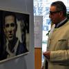 (jsc)   „Fotografische Welten“ erkundet man bei der Ausstellung „ART ON TOUR“, die 25 originale Fotografien aus der Sammlung HypoVereinsbank in ihrer Bad Kissinger Filiale präsentiert. Unter dem Motto „Kunst muss gesehen werden“ befinden sich die wichtigsten der 20 000 Kunstwerke umfassenden Sammlung weltweit als Dauerleihgaben in Museen, während weitere Schätze in exklusiver Ausstellung den Kunden präsentiert werden. So nun auch in der Kurstadt, wo Fotografien von 20 international bekannten Künstlern aus sieben Ländern ein Stück Fotografiegeschichte zeigen. Unter den ausgestellten Objekten sind Werke des Fotojournalismus von Mitgliedern der berühmten Agentur Magnum Photos ebenso zu finden wie Bilder der Street Photography oder Repräsentanten der Genres Architektur und Selbstinszenierungen. Gezeigt werden Künstler wie Henri Cartier-Bresson oder das Schweizer Künstlerduo Fischli&Weiss. Auch deutsche Künstler sind mit Candida Höfer, Thomas Ruff oder dem Ehepaar Bernd und Hilla Becher vertreten. Zu den Schmuckstücken der Ausstellung darf man die beiden Werke des derzeit wohl bekanntesten deutschen Künstlers, Gerhard Richters, zählen - die auch zu den teuersten gehören. Die Ausstellung bietet eine lohnenswerte Reise durch die Welten der Fotografie, jedoch sollte man den Ratschlag Caroline Josts aus dem Art Management der Bank berücksichtigen: „In der Kunst ist alles erlaubt und es darf gefallen – muss aber nicht.“ Die Ausstellung „ART ON TOUR. Fotografische Welten“ ist vom 22. April bis zum 10. Mai in der Hypo-Vereinsbank in Bad Kissingen während deren Öffnungszeiten zu sehen.