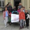 Die Grundschule Stadtmitte hat für das Projekt „Plastikdeckel gegen Kinderlähmung“ die bisher gesammelten Deckel im Landratsamt abgegeben.