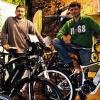 (thal)   Pünktlich zur Eröffnung der Fahrradsaison haben (von links) Rainer und Wolfgang Zachleder das Angebot und den Service für Zweiräder mit und ohne unterstützenden Elektromotor bis hin zum Kinderrad erweitert. Das Sortiment umfasst hauptsächlich City-, Cross- und Touren-E-Bikes der Marken Winora, Staiger, Haibike und Promovec, die auf 100 Quadratmetern Fläche im neuen „Radhaus“ präsentiert werden, einem Anbau des Firmensitzes in der Schulstraße. 30 E-Bikes sind auf Lager und außer der Beratung zählen Verleih, kostenlose Ladestation, Kundendienst und Werkstattservice – auch für normale Fahrräder – zum Angebot. Geöffnet ist das „Radhaus“ Montag bis Freitag von 10 bis 17 Uhr und am Samstag von 9 bis 13 Uhr. Weitere Informationen gibt es im Internet unter www.ez-elektro.de oder am Telefon unter:  (0 93 51) 33 44.