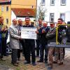 10 000 Euro für das neue Tanklöschfahrzeug der Langendorfer Feuerwehr: Im Rahmen der Ortsbesichtigung des Gemeinderats von Elfershausen am Langendorfer Feuerwehrhaus übergab Kommandant Steffen Partsch einen Scheck an Bürgermeister Ludwig Neeb.