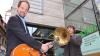 Lesung mit Musik: Für doppeltes Vergnügen im Dettelbacher KuK sorgten der Musiker Joe Krieg (links) und der Kolumnist Herbert Scheuring.