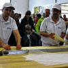 (ww) Einige Hundert Menschen kamen zum Tag der offenen Tür in die Bäckerei Spiegel ins Reichenberger Gewerbegebiet Klingholz, um den Bäckern bei ihrer Arbeit über die Schulter zu schauen. Jochen Spiegel, Geschäftsführer Thomas Spiegel und Peter Mühlbauer (von links) zeigten unter den wachsamen Augen der Besucher unter anderem die Herstellung von Laugen- und Plundergebäck. Plunderteig besteht aus Hefeteig und 28 Schichten Butter und wird dadurch besonders locker, erklärte Jochen Spiegel. Dass in der Bäckerei noch sehr viel Handarbeit nötig ist, wüssten viele Menschen heute nicht mehr, ergänzte Thomas Spiegel. „Viele denken dabei nur an eine Backstraße, aber so etwas haben wir nicht“, so der Bäckermeister. Täglich werden in dem Handwerksbetrieb 800 Plunderteilchen und 400 Brote gebacken, erfuhren die Besucher weiter. Pro Jahr braucht die Bäckerei rund 250 Tonnen Mehl und 75 000 Eier. Und alle Rohstoffe kommen aus der Region, darauf legt man bei Spiegel Wert.