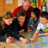 Überschaubare Viergruppe: Kinder der evangelischen Wichern-Schule beschäftigen sich mit dem stellvertretendem Schulleiter Wolfgang Beckmann in einer kleinen Gruppe mit Geografie.