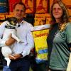 (ul) Da strahlt Birgit Forisch (rechts). Die Leiterin des Tierheims nahm aus den Händen von Roman Herbig (links, mit Hündin Emma) Tiernahrung im Wert von 800 Euro entgegen. Die Firma Herbig aus Hergolshausen beliefert das Tierheim mit Futtermitteln. Das Sommerfest nahm die Firmenleitung zum Anlass dem Tierschutzverein diese Futter-Spende zukommen zu lassen.