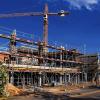 (gz)   Gut 13,2 Millionen Euro investiert die Gemeinde in ihre bislang teuerste Baumaßnahme, um die im Jahr 1981 eröffneten Mainfrankensäle mit einem Fassungsvermögen bis zu 800 Besuchern bis Ende 2014 zeitgemäß umzubauen. Die Veranstaltungshalle wird energetisch und funktional verbessert und durch einen Anbau zur Mainseite hin um zusätzliche Räumlichkeiten erweitert. Durch den nun in den Konturen erkennbaren Erweiterungsbau werden zur Mainseite hin das bisher zu kleine Foyer um 500 auf 727 Quadratmeter erweitert und daran anschließend mehrere Tagungs- und Gruppenarbeitsräume mit insgesamt 483  Quadratmeter Nutzfläche neu geschaffen. In diesen erweiterten Räumen wird auch die Dauerausstellung „Fastnacht in Franken und barocke Bühnenwelten“ eingerichtet und die Geschäftsstelle der Touristik-GmbH Würzburger Land zieht in ein neues Büro gleich am Eingang neben dem neuen Treppenaufgang ein.