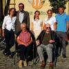 Drei Weinbau-Generationen: Vor dem Familienwappen des seit 1863 bestehenden Weinguts Fröhlich in Wiesenbronn sind (hinten von links) Elvira, Reinhard, Sophie, Stefanie und Andreas Fröhlich sowie (vorne) Marie-Luise und Helmut Fröhlich, die sich über den 150. Geburtstag ihres Weinguts freuen.