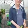 Aus dem Sämling, den Rainer in der SOS-Dorfgemeinschaft Hohenroth umtopft, wird einmal eine Aubergine. Aus dem Sämling, den Rainer in der SOS-Dorfgemeinschaft Hohenroth umtopft, wird einmal eine Aubergine.